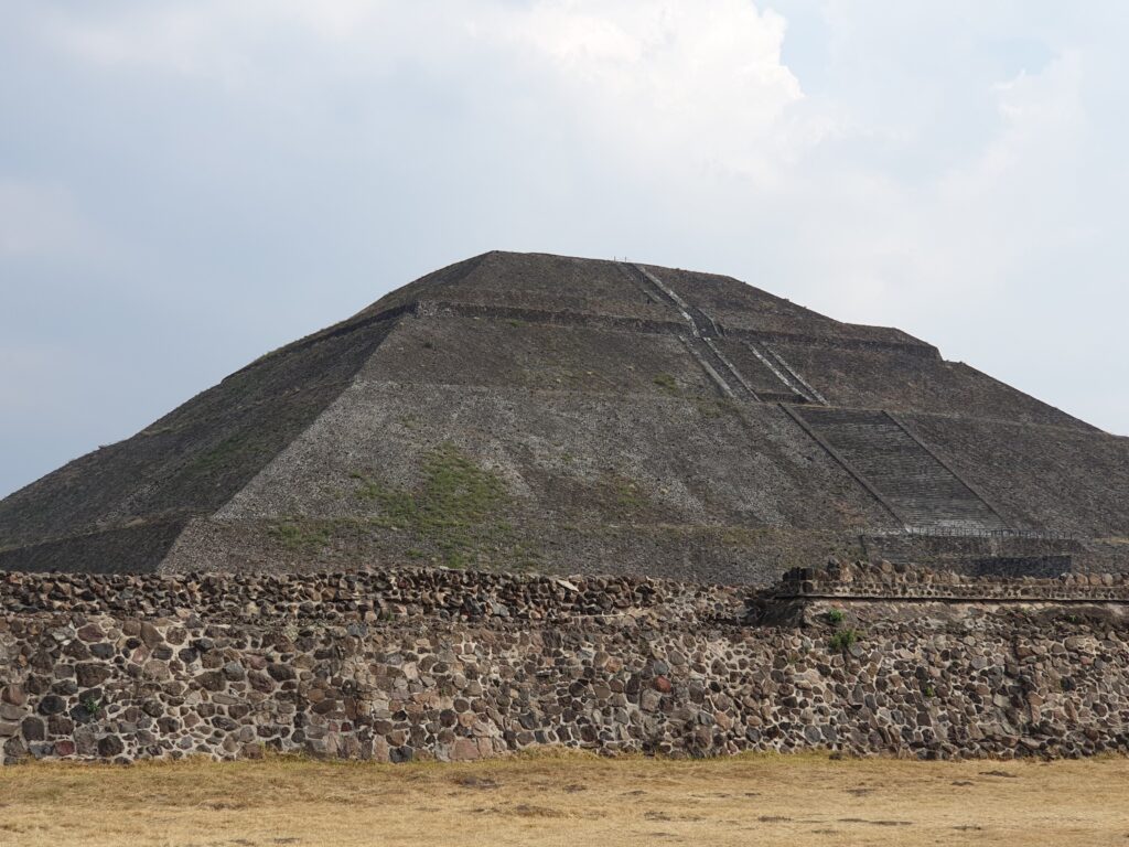 Mexico is a country that is blessed with a diverse range of geographical wonders that are sure to leave you in awe. From the stunning beaches to the breathtaking natural landscapes, Mexico has it all. Here are some of the most fascinating geographical wonders of Mexico that you should definitely check out: